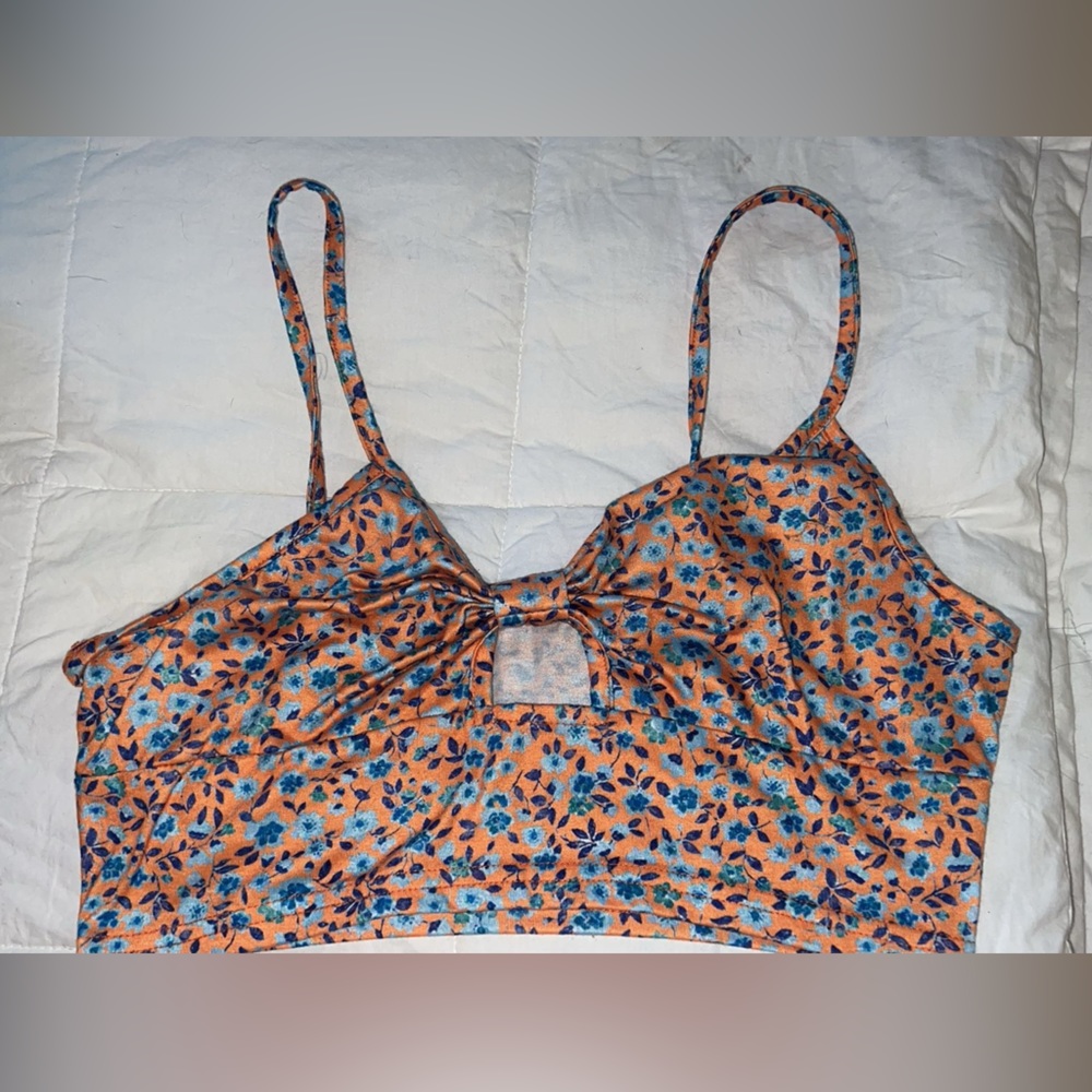 Cute super cropped tank top, true to size